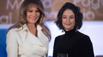 La primera dama entregó un premio a la colombiana Natalia Ponce de Leon. AFP.