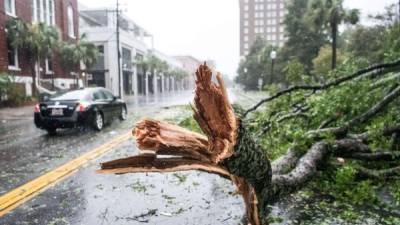 Vientos huracanados comenzaron a azotar Charleston, en Carolina del Sur. Trump declaró el estado de emergencia en las Carolinas./AFP.