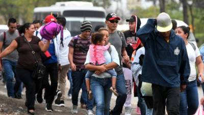 Cientos de migrantes hondureños partieron esta mañana de San Pedro Sula a Guatemala en su ruta migratoria hacia EEUU./AFP.
