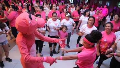 Los sampedranos que apoyaron la causa gozaron y disfrutaron de la música mientras bailaban al ritmo de zumba.