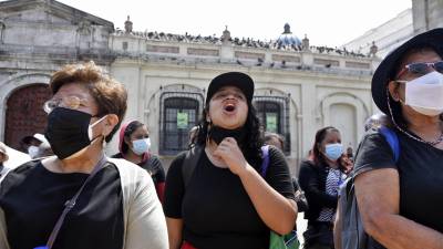 Una mujer grita consignas durante una protesta contra una ceremonia que se lleva a cabo frente al Palacio de la Cultura en la Ciudad de Guatemala el 9 de marzo de 2022. (Foto por Orlando ESTRADA / AFP)