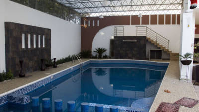 Vista de la piscina de la casa del narcotraficante Enrique Plancarte alias 'Quique Plancarte' en Nueva Italia, Michoacán, México, el 17 de enero. AFP