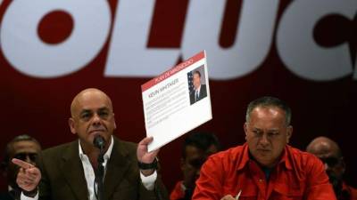La dirigencia chavista acusó el miércoles a un puñado de opositores venezolanos -incluida la destituida diputada María Corina Machado- y al embajador de Estados Unidos en Colombia, Kevin Whitaker, de planear un golpe de estado y magnicidio contra el presidente socialista Nicolás Maduro.