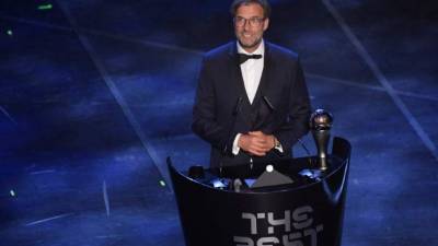 Klopp se mostró feliz tras ser premiado como el mejor entrenador de la temporada. Foto AFP.