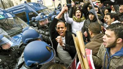 People demonstrate on January 29, 2011 in Paris, to protest against the repression against demonstrators in Egypt and call for the ouster of Egyptian president Hosni Mubarak. Tens of thousands of Egyptians snubbed Hosni Mubarak's promised reforms and took their deadly revolt to the streets for a fifth day today, with dissident Mohamed ElBaradei vowing to press the embattled president until he goes. AFP PHOTO FRED DUFOUR