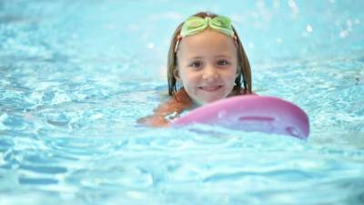 Los menores de edad que practican natación aprenden a ser disciplinados.