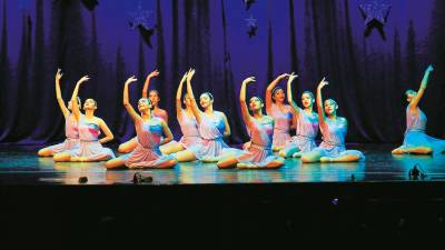 Alumnas de ballet de sexto grado bailaron “Perfect”.