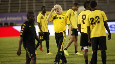 Winfried Schäfer da instrucciones durante la práctica de ayer por la noche en el estadio Nacional de Kingston.