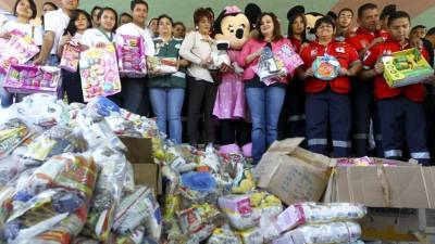La primera dama, Ana de Hernández, visitó el hospital.