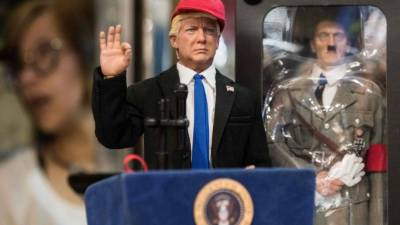 El muñeco viene completo con su atril presidencial y la gorra que el magnate usaba durante su campaña electoral.