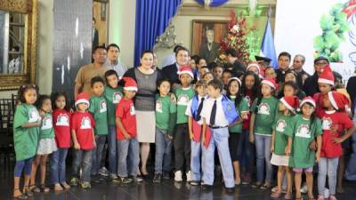 El presidente Hernández, la primera dama y los niños en el evento de ayer.