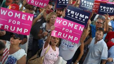'Mujeres para Trump' se lee en los carteles de apoyo de un grupo de simpatizantes del magnate republicano.