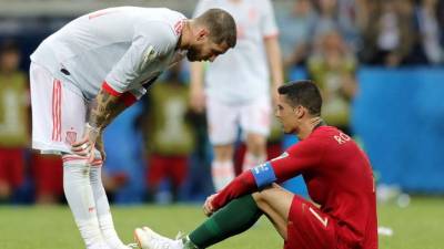 Cristiano Ronaldo y Sergio Ramos tras el final del partidazo en donde empataron 3-3. FOTO EFE.