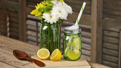 Los Mason Jars son multifacéticos y se utilizan como vasos, floreros, velas y hasta lámparas.