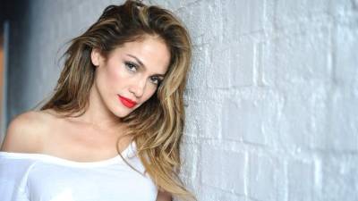 Jennifer Lopez y Casper Smart terminaron su relación por una supuesta infidelidad de Casper con un transexual.