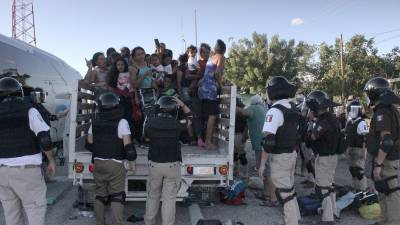 Agentes de la Guardia Nacional detienen a un grupo de migrantes rezagados de la caravana en Chiapas.