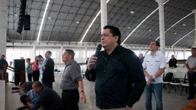 Los pastores sampedranos, entre ellos Roy Santos, oraron en el templo de La Cosecha.