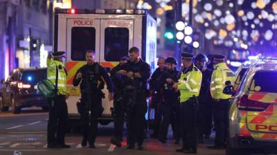 Las autoridades permanecían en la escena para brindar asistencia y calmar los ánimos de una población temerosa de nuevos atentados terroristas.