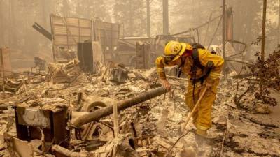 Las autoridades estadounidenses advierten que el número de muertes por los devastadores incendios que azotan la costa oeste del país aumentarán considerablemente en las próximas horas, mientras decenas de miles de personas siguen siendo evacuadas de sus hogares ante la rápida propagación de las llamas.