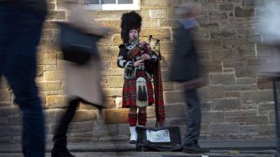 Un gaitero escocés toca su instrumento en las calles de Edinburgo, capital de Escocia, mientras el país se debate entre la permanencia y el abandono de la Unión Europea.