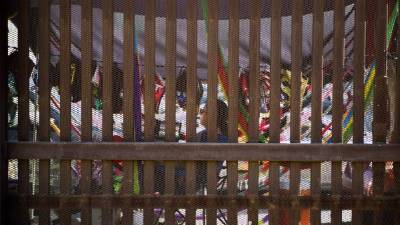 El presidente estadounidense Donald Trump prometió construir un muro en la frontera entre EUA y México. Sin embargo, ya existe una muralla que divide ambos países. La agencia AFP recoge en un proyecto fotográfico la vida a ambos lados de la frontera.