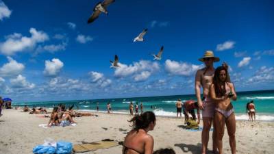 Turistas se relajan en la playa de Miami Beach, Florida, el 18 de marzo de 2020. AFP