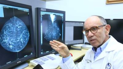Estudio. El radiólogo Carlos Paz Haslam muestra una imagen de una mamografía de tomosíntesis de una paciente. FOto: Moisés Valenzuela