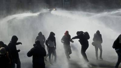 Los carabineros reprimieron las protestas con cañones de agua y gases lacrimógenos.