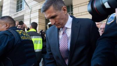 El exasesor general de seguridad nacional, Michael Flynn, se retira luego de la demora en su audiencia. AFP