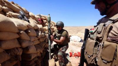 Combatientes kurdos defienden una posición cerca de la ciudad iraquí de Sinjar, en el norte del país.