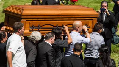 4.- Un grupo de personas carga el féretro del esposo de la exMiss Venezuela Mónica Spear, Henry Thomas Berry, hoy, viernes 10 de enero de 2014, durante su funeral en el Cementerio del Este en Caracas (Venezuela). EFE