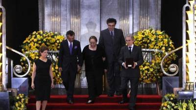 La viuda del escritor colombiano Gabriel García Márquez, Mercedes Barcha (c), sus hijos Gonzalo (2i) y Rodrigo (2d), la directora del Instituto Nacional de Bellas Artes, Amaría Cristina García (i) y el presidente del Consejo Nacional de Cultura en México, Rafael Tovar y de Teresa (d), participan hoy, lunes 21 de abril de 2014, en un homenaje al premio nobel en Palacio de Bellas Artes de Ciudad de México (México).