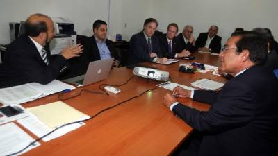 Miembros de la Junta Nominadora en reunión con el embajador James Nealon.