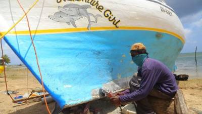 Los garífunas de Punta Gorda trabajan en el sector de servicios en Roatán y también atienden a los turistas que llegan a conocer sus playas y cultura.