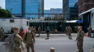 Un grupo de soldados en una calle lateral detrás de la oficina de médicos forenses el 7 de abril de 2020 en Nueva York, Estados Unidos. El gobernador Andrew M. Cuomo dijo el martes en su sesión informativa diaria que 731 personas habían muerto desde el día anterior del virus, el total más alto en un día de los Estados David Dee Delgado / AFP== FOR NEWSPAPERS, INTERNET, TELCOS & TELEVISION USE ONLY ==