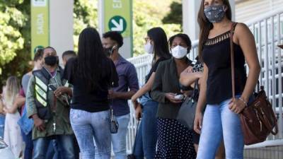 Empleados de los comercios de Brasilia hacen fila este martes, para someterse a un test para detectar el coronavirus, en Brasilia.