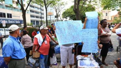 Los vendedores piden a las autoridades municipales los dejen trabajar.
