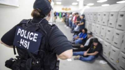 Detenciones. Una agente de ICE en una de las redadas de migrantes. AFP