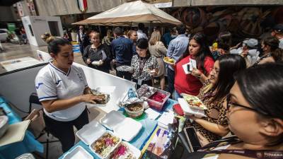 La migrante originaria de Honduras Lilia Mejilla prepara alimentos en la Feria Internacional Gastronómica y Cultural, el 6 de septiembre de 2022 en Tijuana, Baja California.