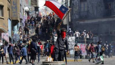 El número de fallecidos en las violentas protestas que afectan a Chile aumentó a este martes a 15, tras registrarse anoche tres nuevas víctimas, informaron medios locales.