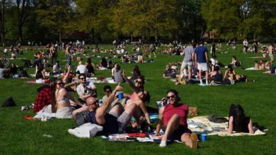 Pese al repunte de muertos en Nueva York por el coronavirus, miles de residentes abarrotaron este fin de semana el Central Park, pese a que las autoridades anunciaron que extenderán el confinamiento para evitar una segunda ola de Covid 19.