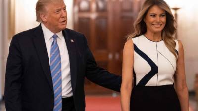 La primera dama estadounidense, Melania Trump, junto al mandatario./AFP.