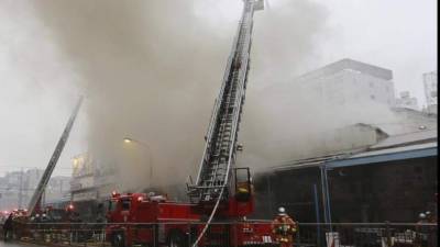 Un total de 30 vehículos de bomberos llegaron a la zona para luchar contra unas llamas.