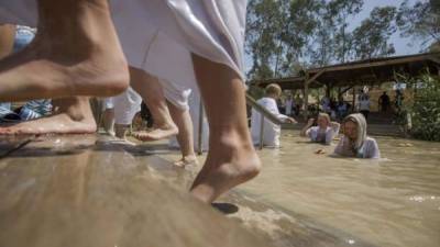 Cristianos participan en una ceremonia de bautismo en el río Jordán. EFE/Archivo