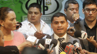 Rosa Seamman, John Mejía y Eddy Tábora ayer en rueda de prensa tras ser removidos de la Fiscalía de DD HH.