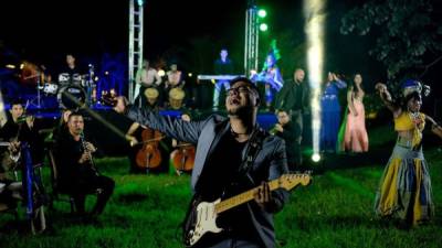 El músico destinó sus ahorros para llevarle a los hondureños un mensaje de amor, paz, esperanza y fe.