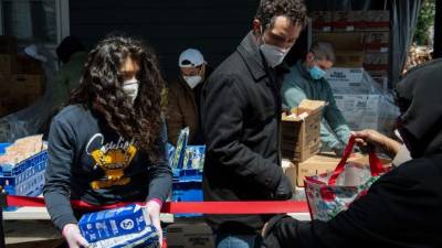 Varios bancos de alimentos y organizaciones de beneficencia ofrecen comida a los inmigrantes en Nueva York./AFP.