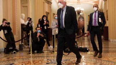 El senador Bernie Sanders llega al Congreso para servir como jurado en el juicio político contra Trump./AFP.
