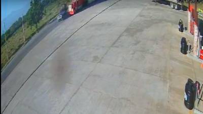 El accidente se registró frente a una gasolinera.