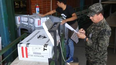 Traslado de cajas electorales en un municipio del interior de Honduras.
